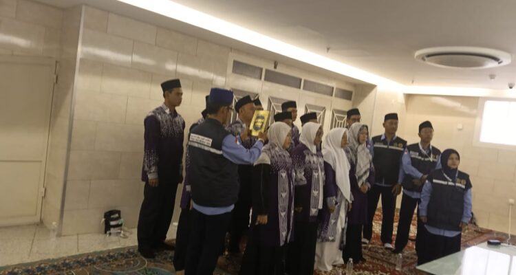 Dua jemaah haji asal Kalsel yang sudah berada di Makkah mengikuti pelantikan sebagai PPPK via daring. Foto-dok. kalsel.kemenag.go.id