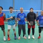Ketua PB Al Wafa, Bang May (paling kanan) berpasangan dengan Alya ketika menjamu pasangan ganda putra dari PB Benua Anyar. Foto-dok. Istimewa
