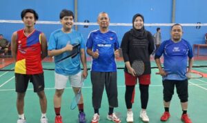 Ketua PB Al Wafa, Bang May (paling kanan) berpasangan dengan Alya ketika menjamu pasangan ganda putra dari PB Benua Anyar. Foto-dok. Istimewa