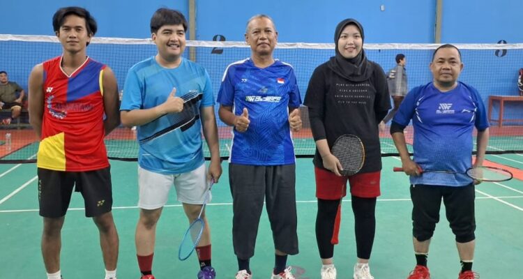 Ketua PB Al Wafa, Bang May (paling kanan) berpasangan dengan Alya ketika menjamu pasangan ganda putra dari PB Benua Anyar. Foto-dok. Istimewa