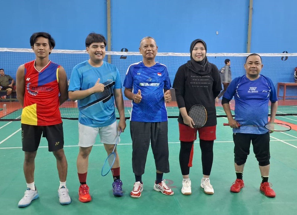 Ketua PB Al Wafa, Bang May (paling kanan) berpasangan dengan Alya ketika menjamu pasangan ganda putra dari PB Benua Anyar. Foto-dok. Istimewa