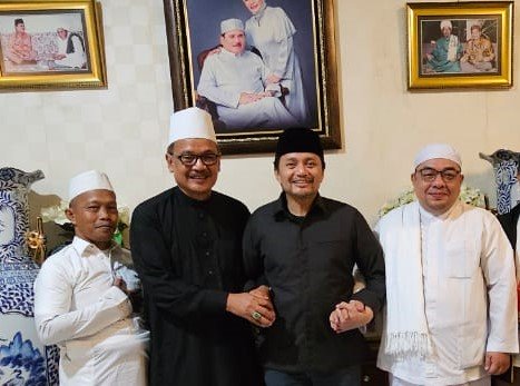 Hasnuryadi Sulaiman bersama ulama kota Banjarmasin. Foto-dok. Istimewa