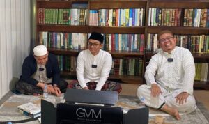 Ustadz Ahmad Syuhada al-Alaby duduk di posisi paling kanan, mengenakan sarung putih, baju putih berbintik-bintik, dan kopiah haji berwarna cokelat. Ia tampak tertawa, menggambarkan kehangatan suasana saat tim UIN Antasari berkunjung ke kediamannya. Di latar belakang tampak lemari besar penyimpan sekitar 400-an kitab—koleksi pribadi yang menjadi sumber rujukan dalam berbagai karya yang dikerjakannya. Foto-dok. Istimewa