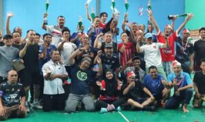 Para juara Turnamen Bulu Tangkis Al Wafa Cup 2025 berfoto bersama dengan para peserta lomba, panitia, dan supporter. Foto-dok.Istimewa