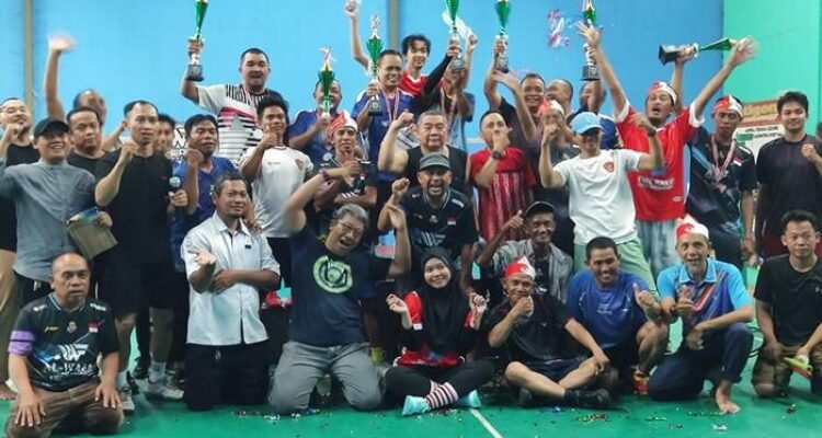 Para juara Turnamen Bulu Tangkis Al Wafa Cup 2025 berfoto bersama dengan para peserta lomba, panitia, dan supporter. Foto-dok.Istimewa