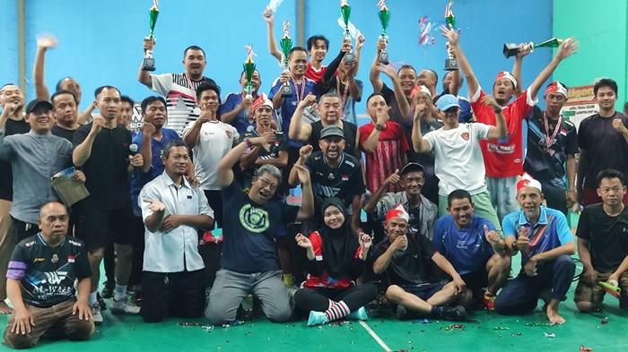 Para juara Turnamen Bulu Tangkis Al Wafa Cup 2025 berfoto bersama dengan para peserta lomba, panitia, dan supporter. Foto-dok.Istimewa