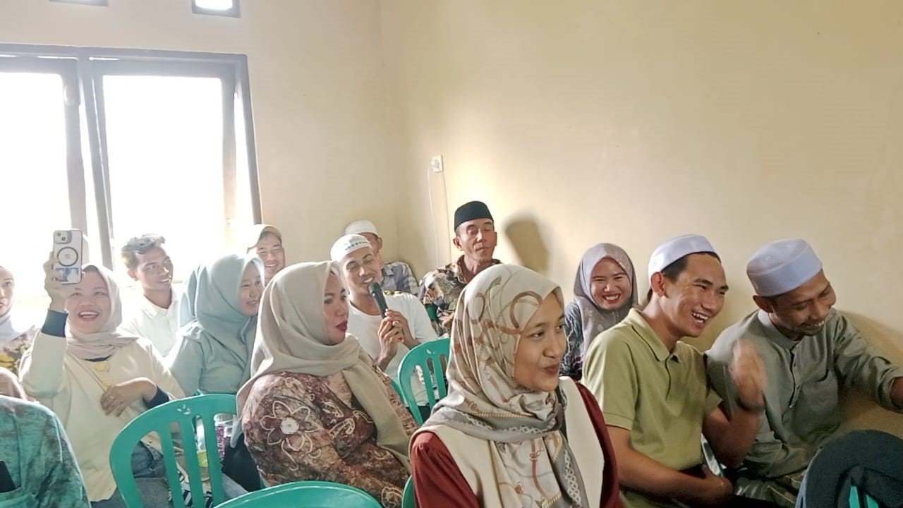 Salah satu warga berkesempatan menyampaikan pertanyaan kepada narasumber. Foto-dok. Istimewa