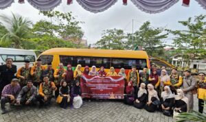 Dua tim Pengabdian kepada Masyarakat Fakultas Syariah UIN Antasari Banjarmasin berfoto bersama sebelum berangkat ke Tanah Laut, Rabu, 13 Agustus 2025. Foto-dok. Istimewa