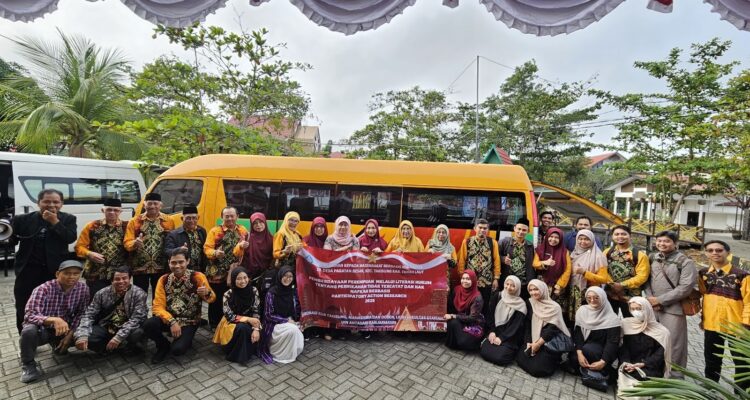 Dua tim Pengabdian kepada Masyarakat Fakultas Syariah UIN Antasari Banjarmasin berfoto bersama sebelum berangkat ke Tanah Laut, Rabu, 13 Agustus 2025. Foto-dok. Istimewa