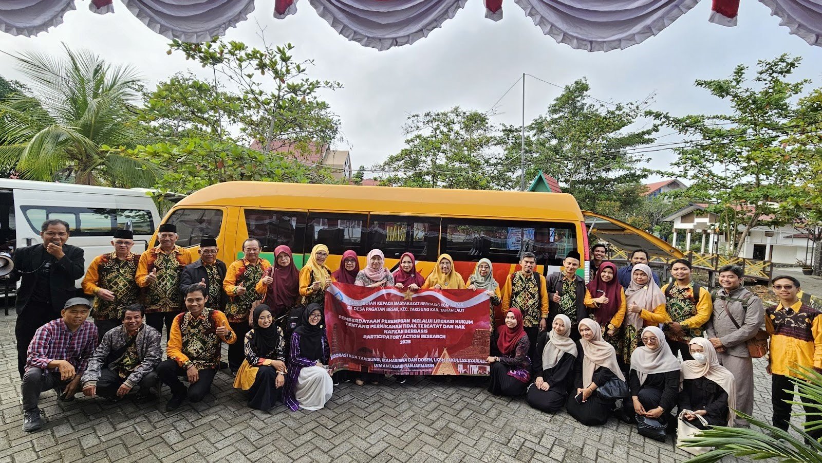 Dua tim Pengabdian kepada Masyarakat Fakultas Syariah UIN Antasari Banjarmasin berfoto bersama sebelum berangkat ke Tanah Laut, Rabu, 13 Agustus 2025. Foto-dok. Istimewa