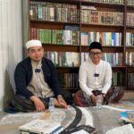 Ustadz Ridha Najmi, S. Kom berkopiah putih berbaju coklat terang dan berjaket biru gelap. Di sebelahnya Ustadz Kamal, berkopiah hitam dan berbaju putih, penulis dari generasi muda yang sudah menghasilkan 6 judul. Lokasi: di kediaman Ustadz Ahmad Syuhada al-Alaby, Pondok Pesantren Nurul Muhibbin Puteri, Barabai, Hulu Sungai Tengah. Foto-Istimewa