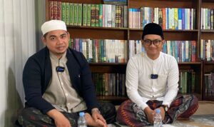 Ustadz Ridha Najmi, S. Kom berkopiah putih berbaju coklat terang dan berjaket biru gelap. Di sebelahnya Ustadz Kamal, berkopiah hitam dan berbaju putih, penulis dari generasi muda yang sudah menghasilkan 6 judul. Lokasi: di kediaman Ustadz Ahmad Syuhada al-Alaby, Pondok Pesantren Nurul Muhibbin Puteri, Barabai, Hulu Sungai Tengah. Foto-Istimewa