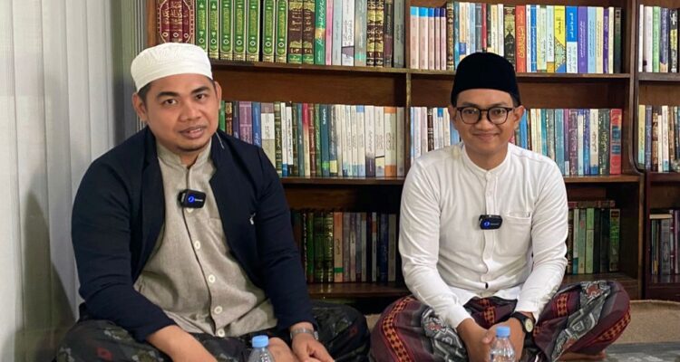 Ustadz Ridha Najmi, S. Kom berkopiah putih berbaju coklat terang dan berjaket biru gelap. Di sebelahnya Ustadz Kamal, berkopiah hitam dan berbaju putih, penulis dari generasi muda yang sudah menghasilkan 6 judul. Lokasi: di kediaman Ustadz Ahmad Syuhada al-Alaby, Pondok Pesantren Nurul Muhibbin Puteri, Barabai, Hulu Sungai Tengah. Foto-Istimewa