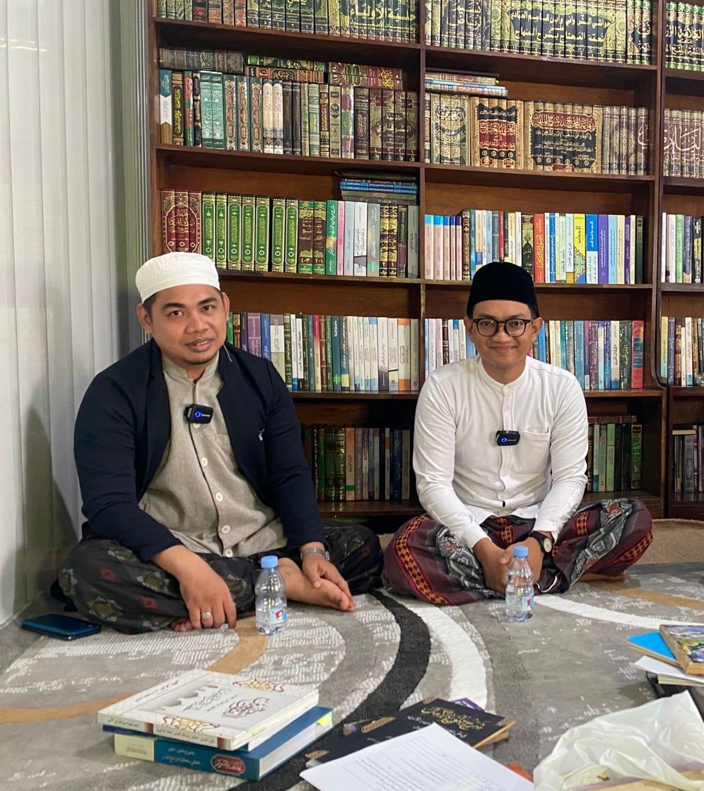 Ustadz Ridha Najmi, S. Kom berkopiah putih berbaju coklat terang dan berjaket biru gelap. Di sebelahnya Ustadz Kamal, berkopiah hitam dan berbaju putih, penulis dari generasi muda yang sudah menghasilkan 6 judul. Lokasi: di kediaman Ustadz Ahmad Syuhada al-Alaby, Pondok Pesantren Nurul Muhibbin Puteri, Barabai, Hulu Sungai Tengah. Foto-Istimewa
