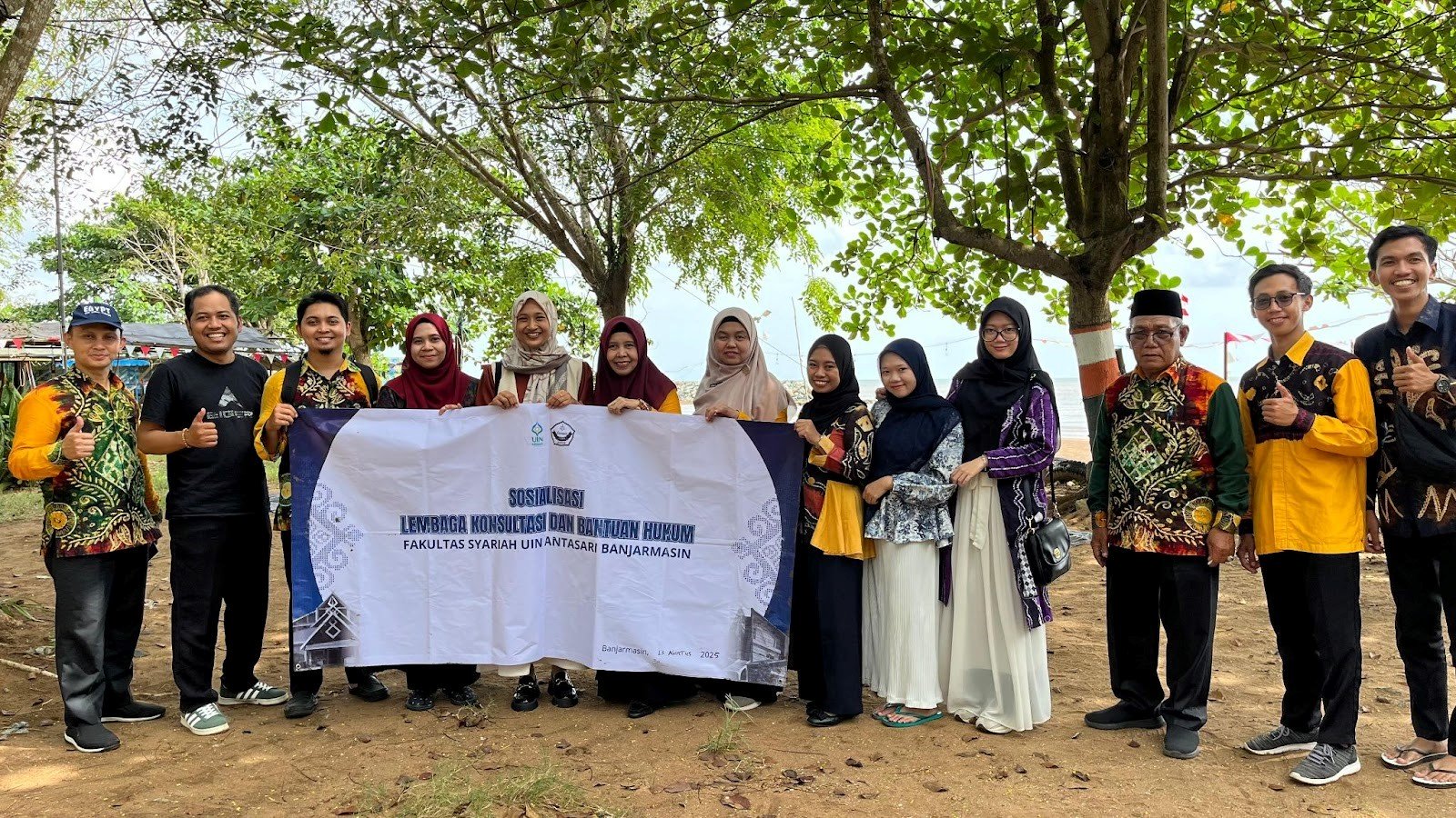 Foto rombongan UIN Antasari di Pantai THR Takisung menutup rangkaian kegiatan PKM 2025. Foto-dok.Istimewa