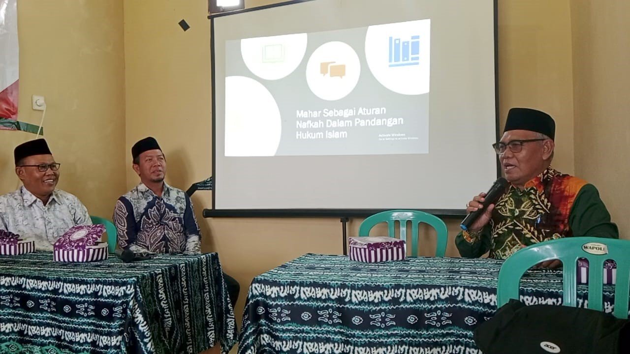 Prof. Dr. H. Ahmadi Hasan, M.Hum menyampaikan materi di KUA Kurau, Tanah Laut. Foto-dok. Istimewa