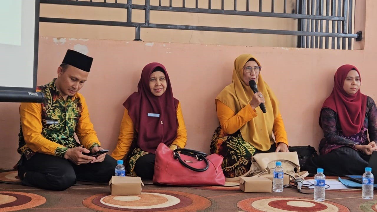 Dra. Hj. Nadiyah, M.H. menyampaikan materi di Kantor Desa Pagatan Besar, Tanah Laut. Foto-dok.Istimewa