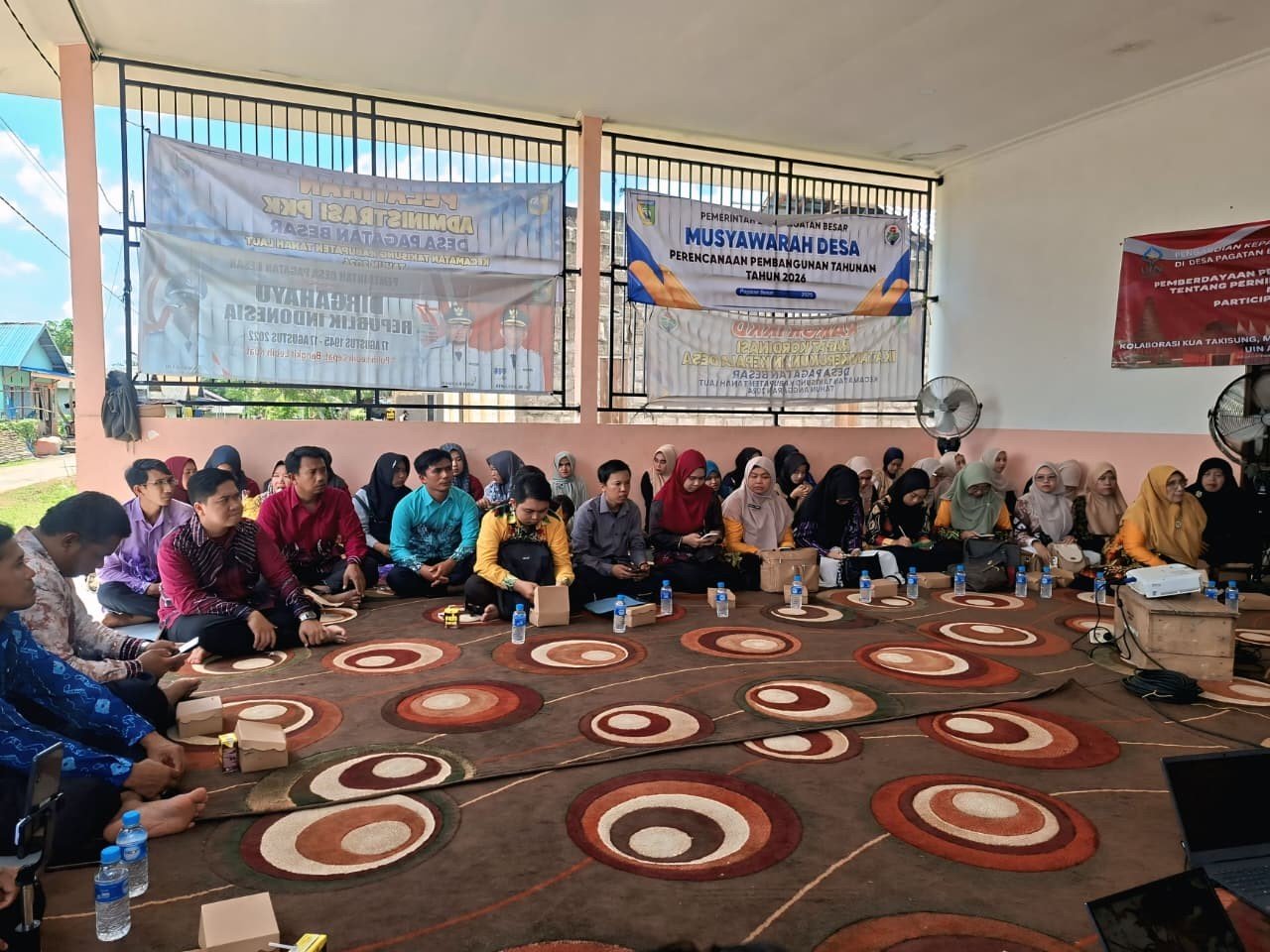 Puluhan orang berpartisipasi dalam kegiatan PKM Fakultas Syariah UIN Antasari di Kantor Desa Pagatan Besar.  Foto-dok.Istimewa