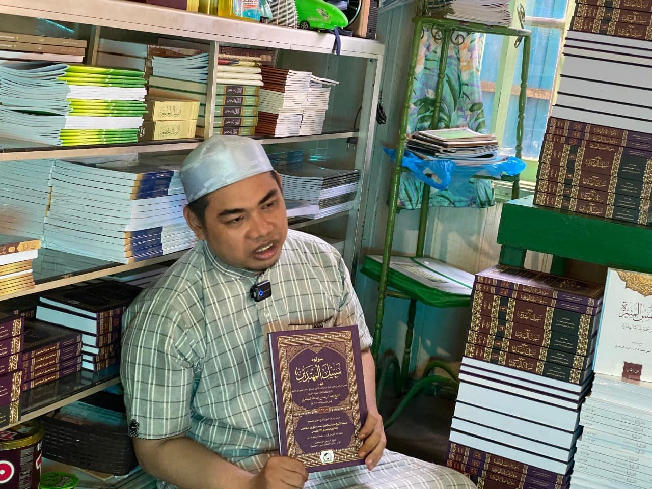Ustadz Ridha Najmi, S. Kom. menunjukkan Kitab Suluh Sabilal Muhtadin karya Tuan Guru Haji Abdussalam, salah satu produk penting LP2K Khazanah Naqqariyyah. Lokasi: kediaman Ustadz Najmi di Desa Tambalangan, Amuntai - Hulu Sungai Utara.  Foto-Istimewa