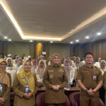 Wakil Wali Kota Banjarmasin, Hj. Ananda, berfoto bersama peserta Bimtek Peningkatan Kapasitas Pekerja Sosial Masyarakat. Foto-dok.Diskominfo Banjarmasin