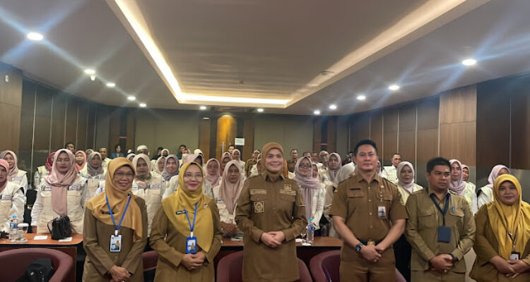 Wakil Wali Kota Banjarmasin, Hj. Ananda, berfoto bersama peserta Bimtek Peningkatan Kapasitas Pekerja Sosial Masyarakat. Foto-dok.Diskominfo Banjarmasin