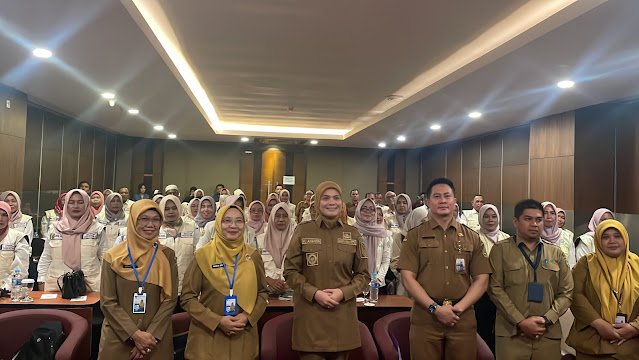 Wakil Wali Kota Banjarmasin, Hj. Ananda, berfoto bersama peserta Bimtek Peningkatan Kapasitas Pekerja Sosial Masyarakat. Foto-dok.Diskominfo Banjarmasin