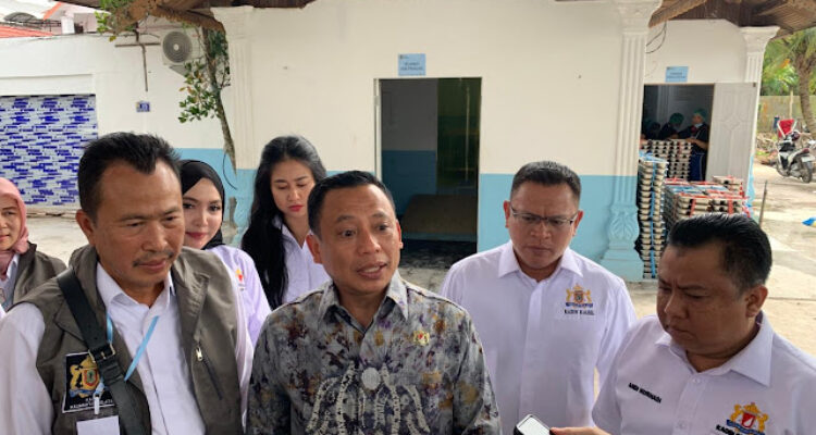 Wakil Ketua Umum Kadin Indonesia Korwil Kalimantan, Andi Yuslim Patawari (tengah). Foto-dok.Diskominfo Banjarmasin