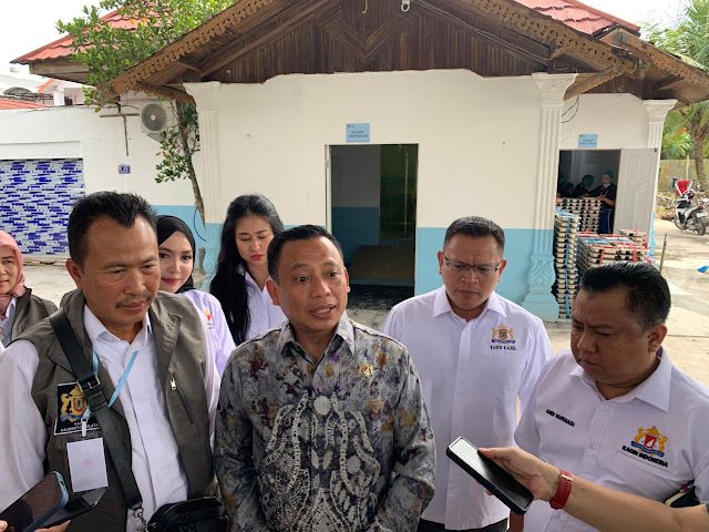 Wakil Ketua Umum Kadin Indonesia Korwil Kalimantan, Andi Yuslim Patawari (tengah). Foto-dok.Diskominfo Banjarmasin