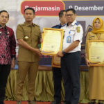 Wali Kota Banjarmasin, H. M. Yamin HR, menyerahkan penghargaan Pelayanan Publik dan Kualitas Pengelolaan Kinerja Tahun 2025. Foto-Dok. Istimewa