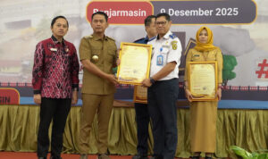 Wali Kota Banjarmasin, H. M. Yamin HR, menyerahkan penghargaan Pelayanan Publik dan Kualitas Pengelolaan Kinerja Tahun 2025. Foto-Dok. Istimewa Wali Kota Banjarmasin, H. M. Yamin HR, menyerahkan penghargaan Pelayanan Publik dan Kualitas Pengelolaan Kinerja Tahun 2025. Foto-Dok. Istimewa