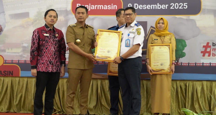 Wali Kota Banjarmasin, H. M. Yamin HR, menyerahkan penghargaan Pelayanan Publik dan Kualitas Pengelolaan Kinerja Tahun 2025. Foto-Dok. Istimewa