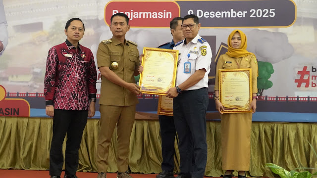 Wali Kota Banjarmasin, H. M. Yamin HR, menyerahkan penghargaan Pelayanan Publik dan Kualitas Pengelolaan Kinerja Tahun 2025. Foto-Dok. Istimewa