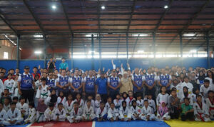 Wali Kota Banjarmasin, H. Muhammad Yamin HR bersama ratusan atlet taekwondo se-Kalsel. Foto-dok. Diskominfo Banjarmasin