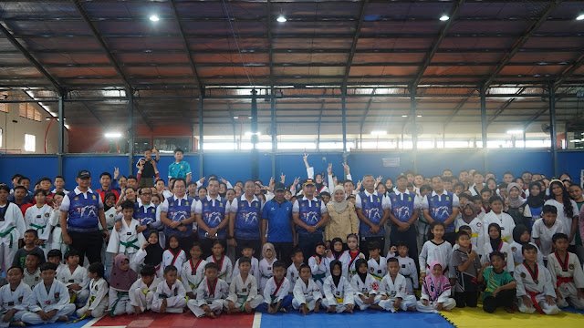 Wali Kota Banjarmasin, H. Muhammad Yamin HR bersama ratusan atlet taekwondo se-Kalsel. Foto-dok. Diskominfo Banjarmasin