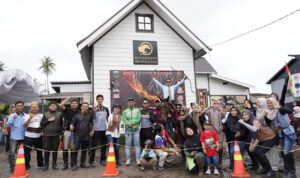 Wali Kota Banjarmasin, H. Muhammad Yamin HR bersama peserta lomba Kejuaraan Horseback Archery 2025. Foto-dok. Diskominfo Banjarmasin