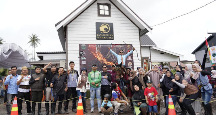 Wali Kota Banjarmasin, H. Muhammad Yamin HR bersama peserta lomba Kejuaraan Horseback Archery 2025. Foto-dok. Diskominfo Banjarmasin
