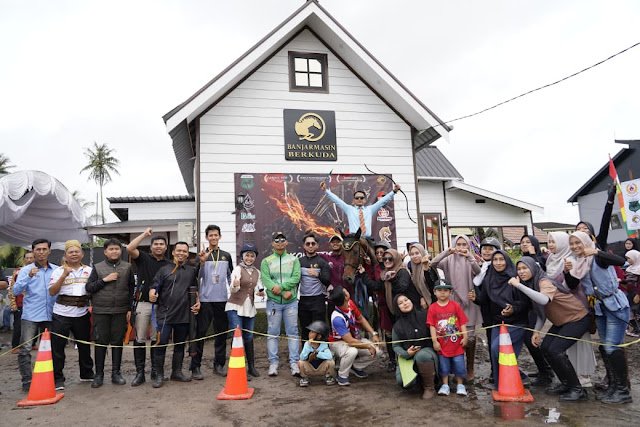Wali Kota Banjarmasin, H. Muhammad Yamin HR bersama peserta lomba Kejuaraan Horseback Archery 2025. Foto-dok. Diskominfo Banjarmasin