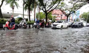 TERGENANG-DI-DALAM-KOTA_WAR-3087705950