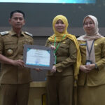 Wali Kota Banjarmasin, H. M. Yamin HR, menyerahkan penghargaan kepada salah satu perwakilan SKPD terkait pengelolaan layanan masyarakat. Foto- Dok Istimewa