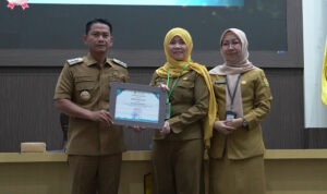 Wali Kota Banjarmasin, H. M. Yamin HR, menyerahkan penghargaan kepada salah satu perwakilan SKPD terkait pengelolaan layanan masyarakat. Foto- Dok Istimewa Wali Kota Banjarmasin, H. M. Yamin HR, menyerahkan penghargaan kepada salah satu perwakilan SKPD terkait pengelolaan layanan masyarakat. Foto- Dok Istimewa