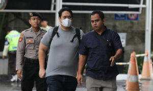 momen-kajari-hulu-sungai-utara-tiba-di-kpk-usai-terjaring-ott4-19122025-092416