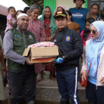 Wali Kota Banjarmasin H. M. Yamin HR didampingi Ketua TP PKK Kota Banjarmasin Hj. Neli Listriani ketika meninjau kondisi banjir di Sungai Lulut. Foto-dok. Diskominfo Banjarmasin