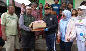 Wali Kota Banjarmasin H. M. Yamin HR didampingi Ketua TP PKK Kota Banjarmasin Hj. Neli Listriani ketika meninjau kondisi banjir di Sungai Lulut. Foto-dok. Diskominfo Banjarmasin Wali Kota Banjarmasin H. M. Yamin HR didampingi Ketua TP PKK Kota Banjarmasin Hj. Neli Listriani ketika meninjau kondisi banjir di Sungai Lulut. Foto-dok. Diskominfo Banjarmasin