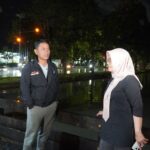 Wali Kota Banjarmasin, H. Muhammad Yamin HR, meninjau pengerukan tanah di sepanjang Sungai Gatot Subroto. Foto-dok. Prokom-Bjm