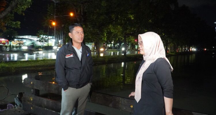 Wali Kota Banjarmasin, H. Muhammad Yamin HR, meninjau pengerukan tanah di sepanjang Sungai Gatot Subroto. Foto-dok. Prokom-Bjm