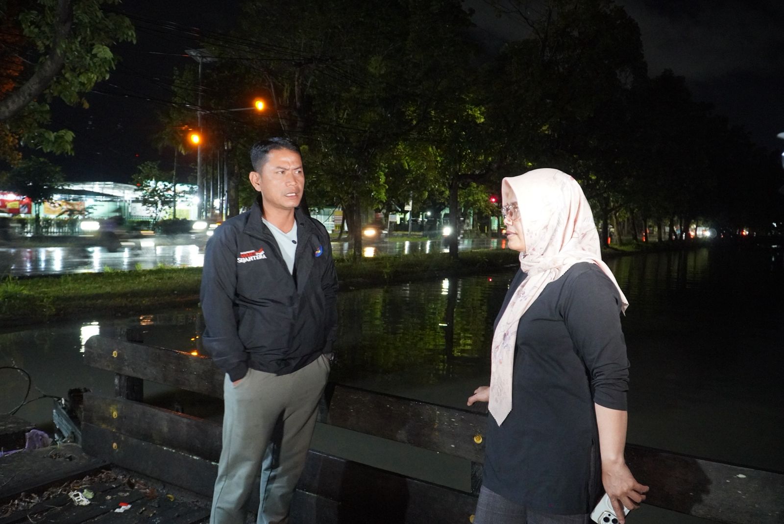 Wali Kota Banjarmasin, H. Muhammad Yamin HR, meninjau pengerukan tanah di sepanjang Sungai Gatot Subroto. Foto-dok. Prokom-Bjm