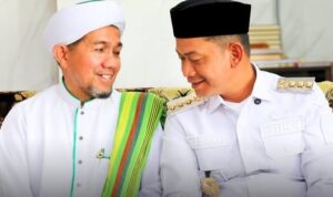 Wali Kota Banjarmasin, H. M. Yamin HR bersama salah satu ulama JATMAN. Foto-dok. Prokom Banjarmasin Wali Kota Banjarmasin, H. M. Yamin HR bersama salah satu ulama JATMAN. Foto-dok. Prokom Banjarmasin