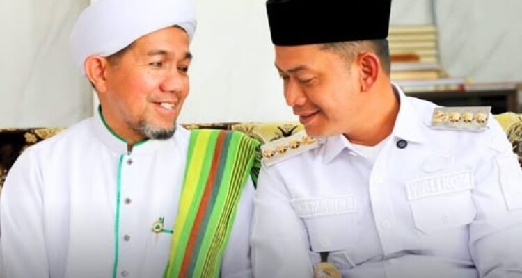 Wali Kota Banjarmasin, H. M. Yamin HR bersama salah satu ulama JATMAN. Foto-dok. Prokom Banjarmasin