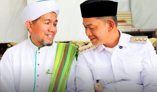 Wali Kota Banjarmasin, H. M. Yamin HR bersama salah satu ulama JATMAN. Foto-dok. Prokom Banjarmasin