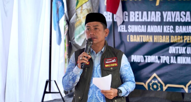 Wali Kota Banjarmasin, H. Muhammad Yamin HR ketika meresmikan Gedung Belajar Yayasan Islam Kasturi Muzzammil. Foto-dok. Prokom-Bjm